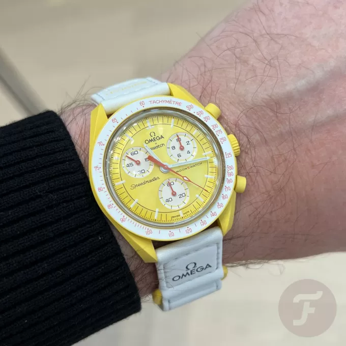 ساعة اوميغا سواتش صفراء 2