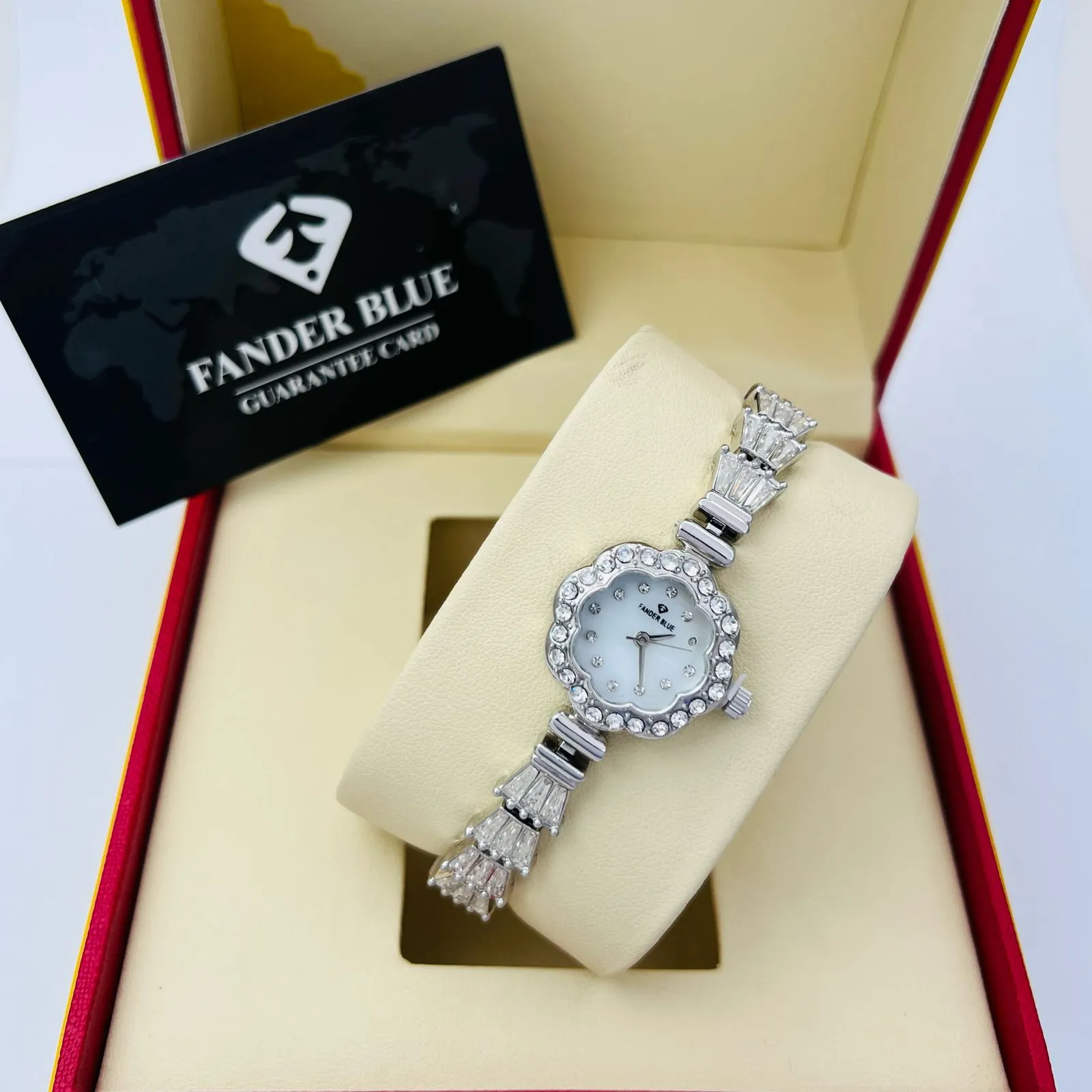 ساعة نسائية كلاسيكية راوند سيلڤر وأبيض (A20)...