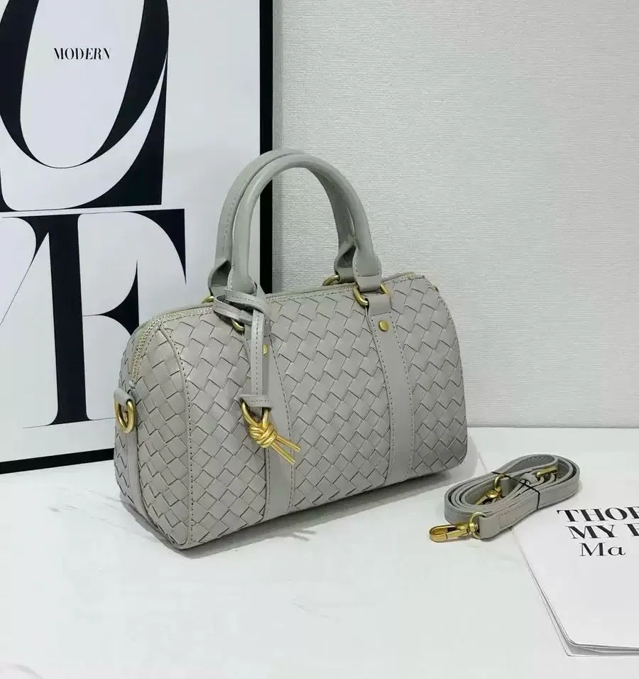 حقيبة نسائية BOTTEGA  لون رصاصي