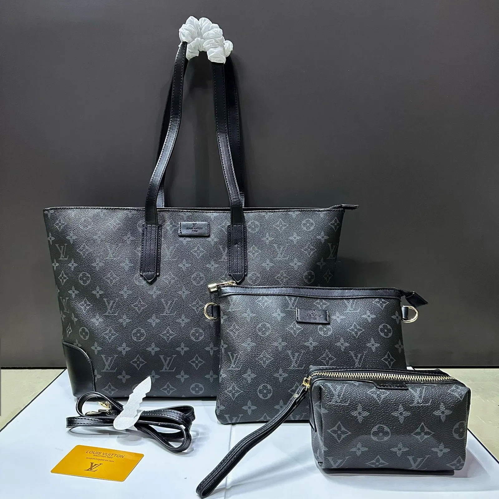 حقيبة LOUIS VUITTON 3 IN 1  لون اسود