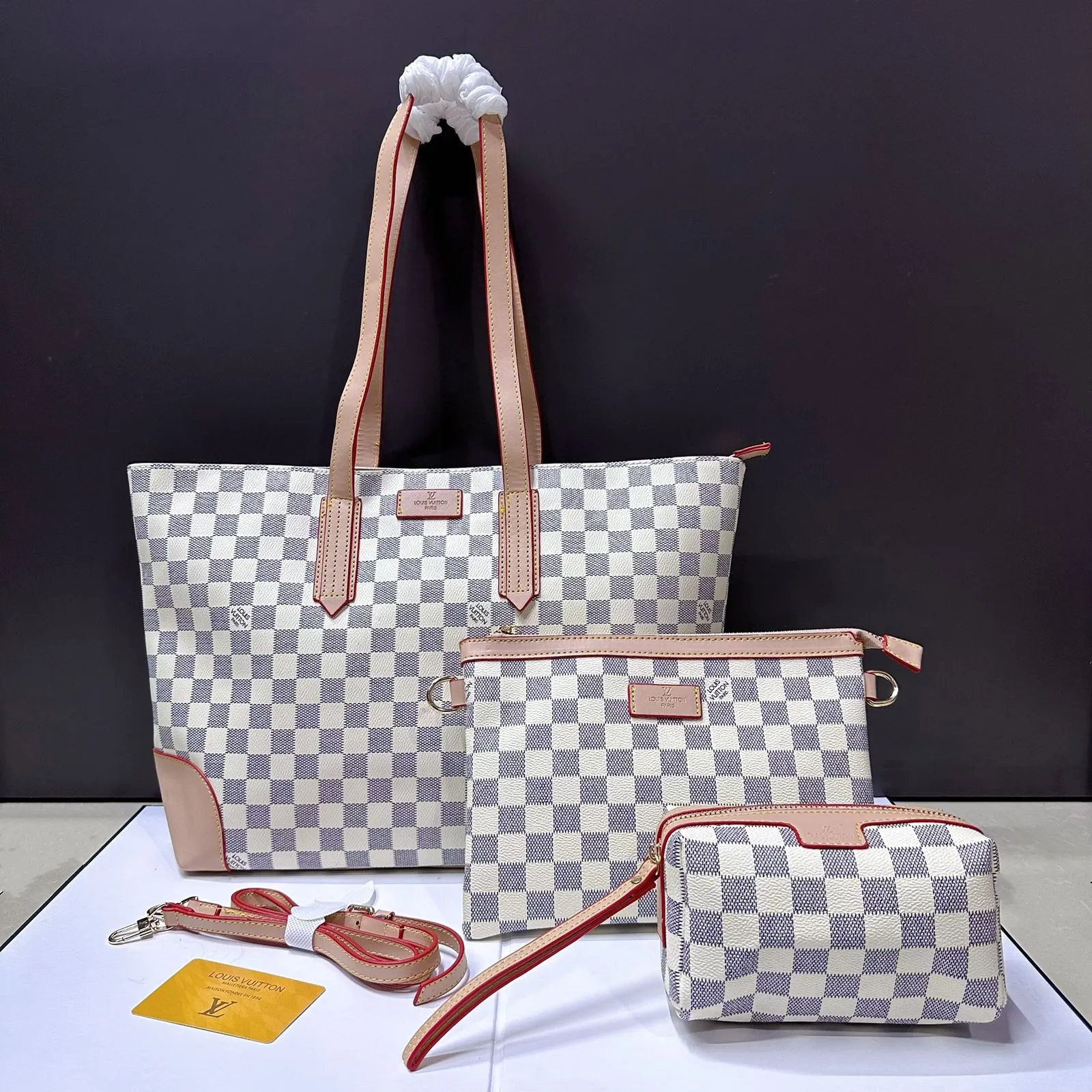 حقيبة LOUIS VUITTON 3 IN 1 لون ابيض