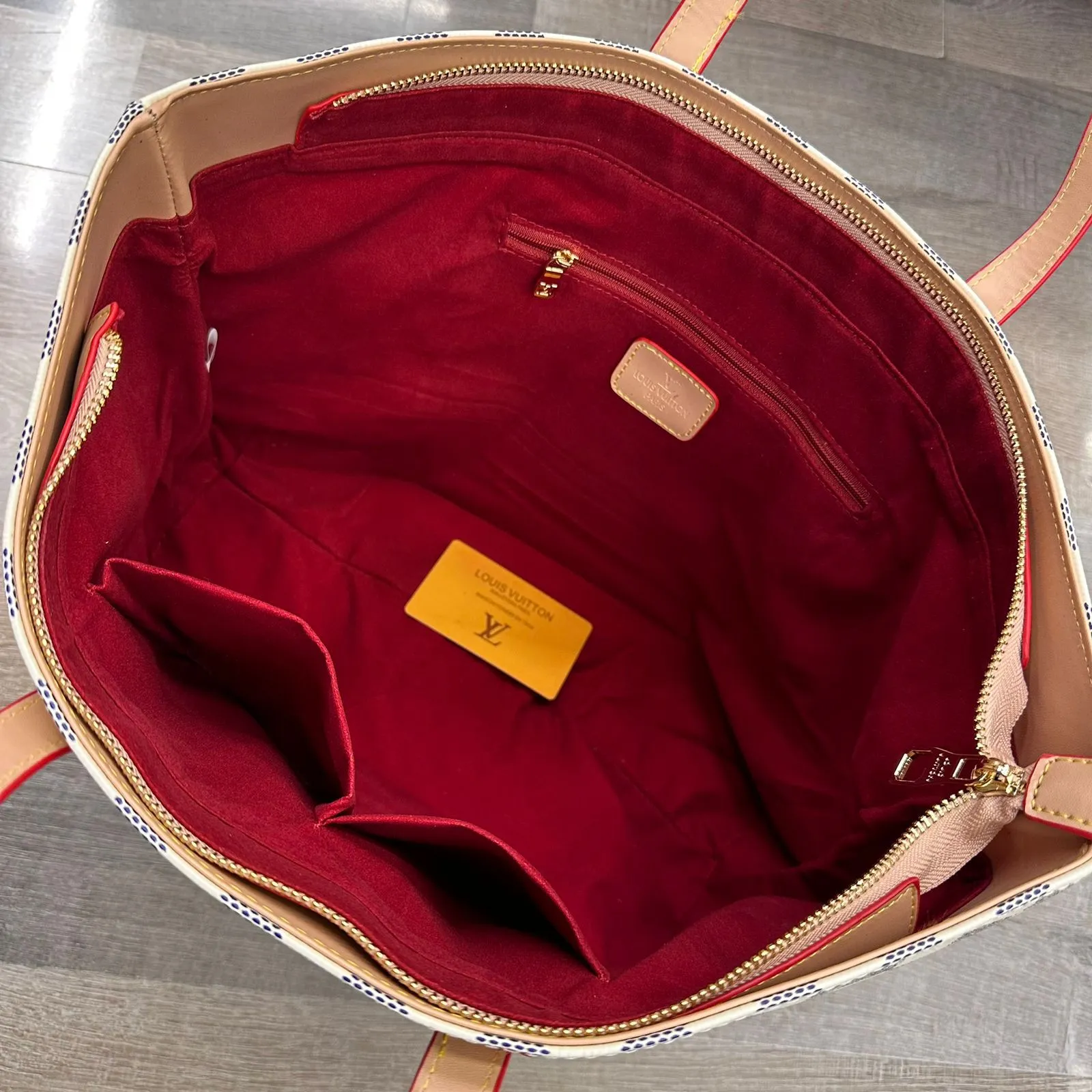 حقيبة LOUIS VUITTON 3 IN 1 لون ابيض 2