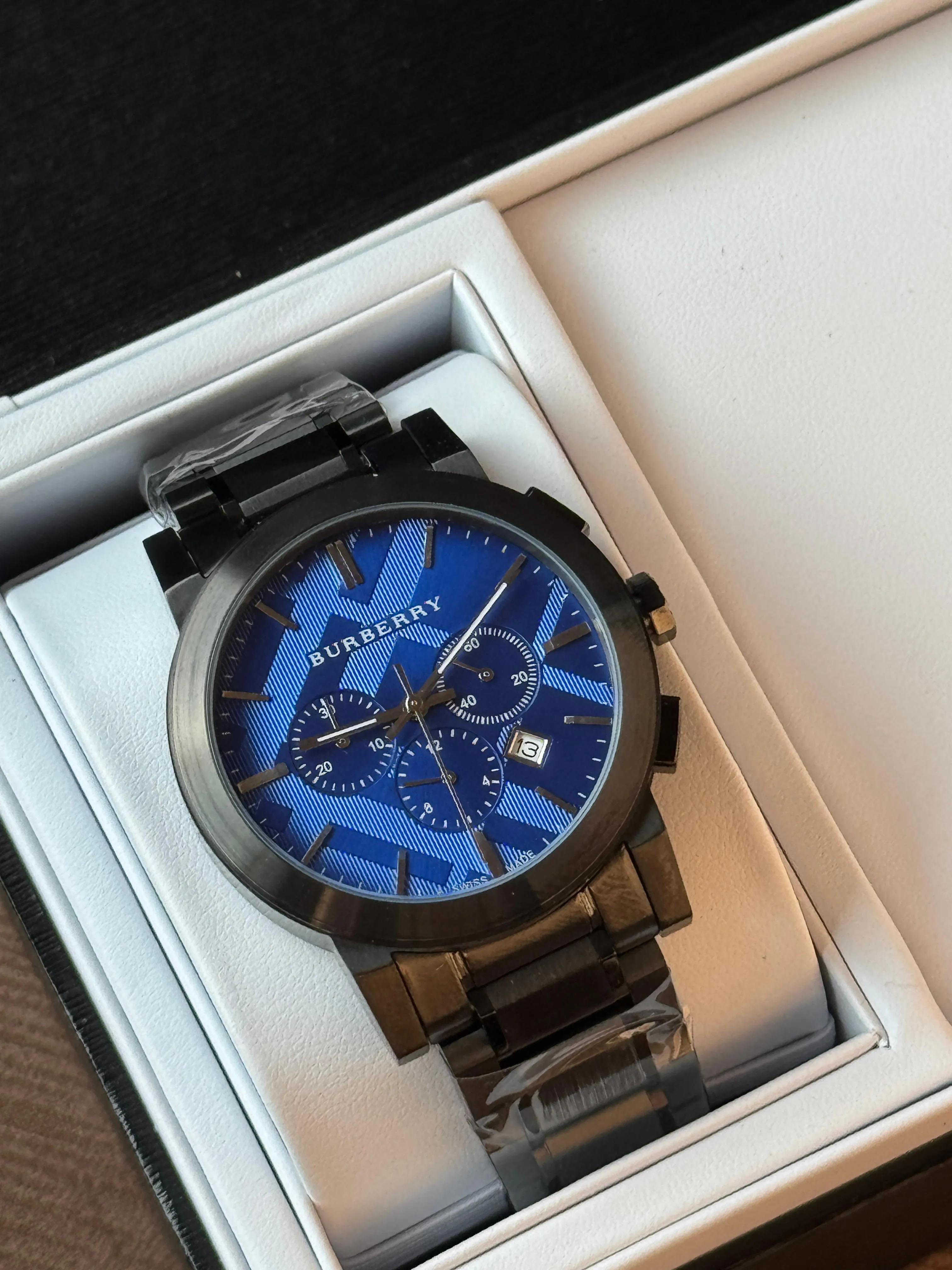 Burberry watches لون اسود مينا ازرق