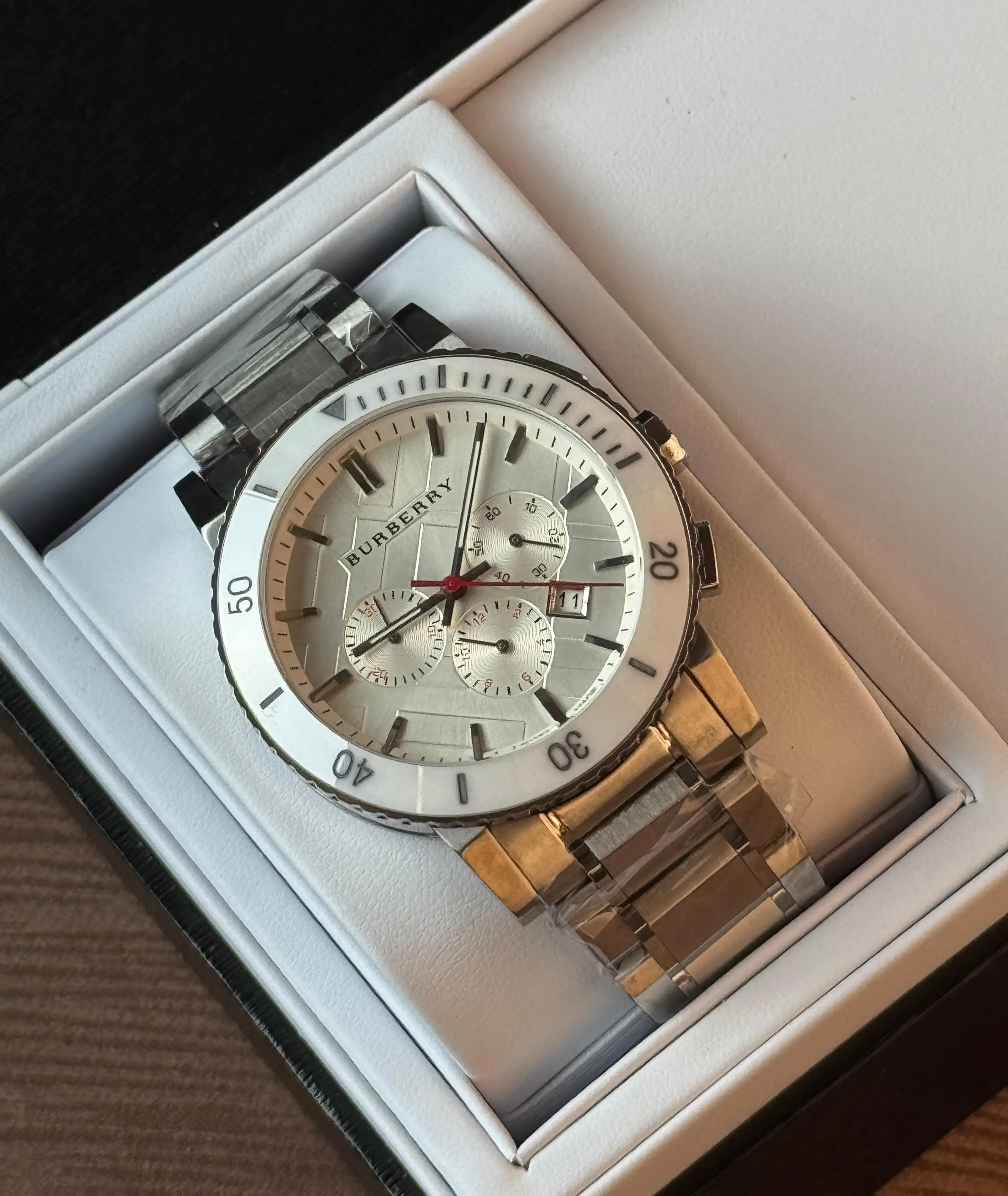 Burberry watches لون سيلفر مينا ابيض...