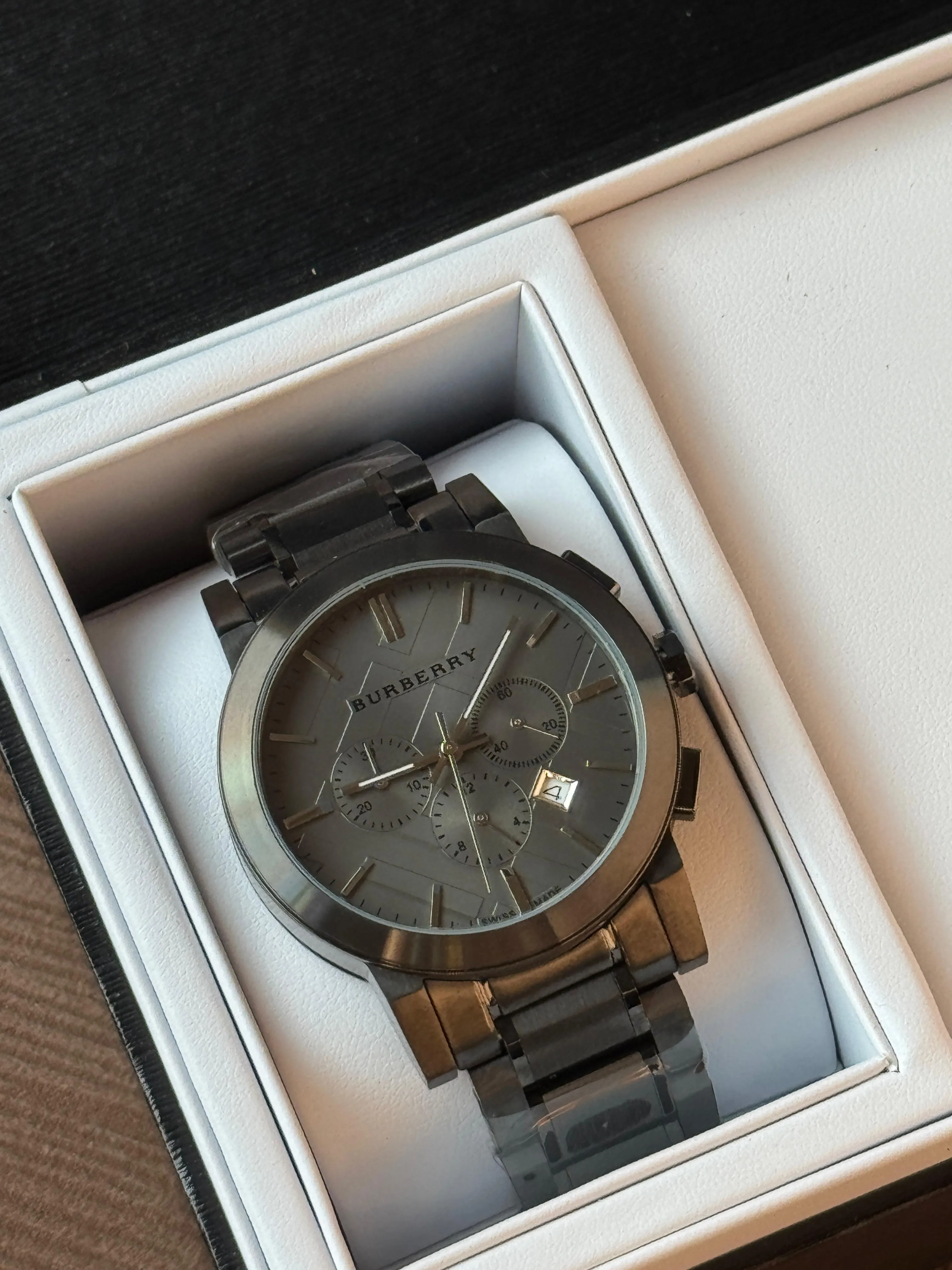 Burberry watches لون اسود مينا اسود