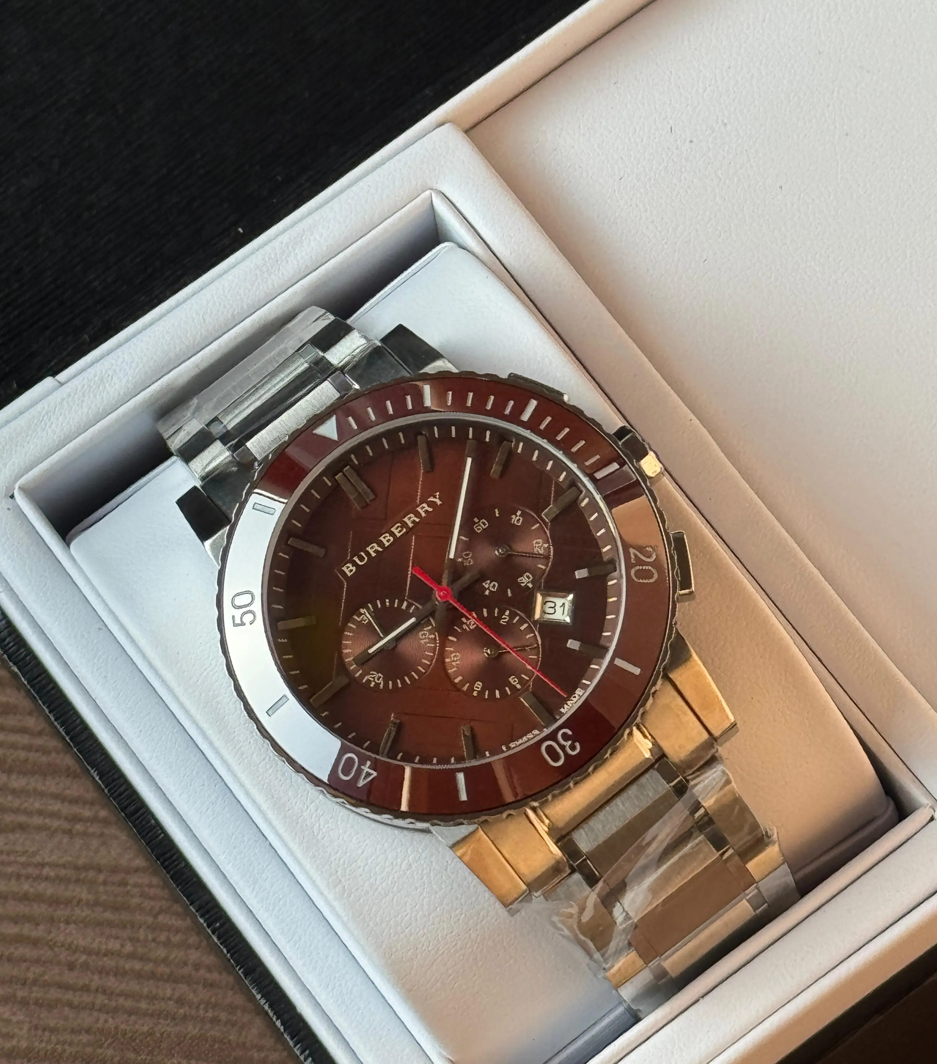 Burberry watches لون سيلفر مينا نبيتي...