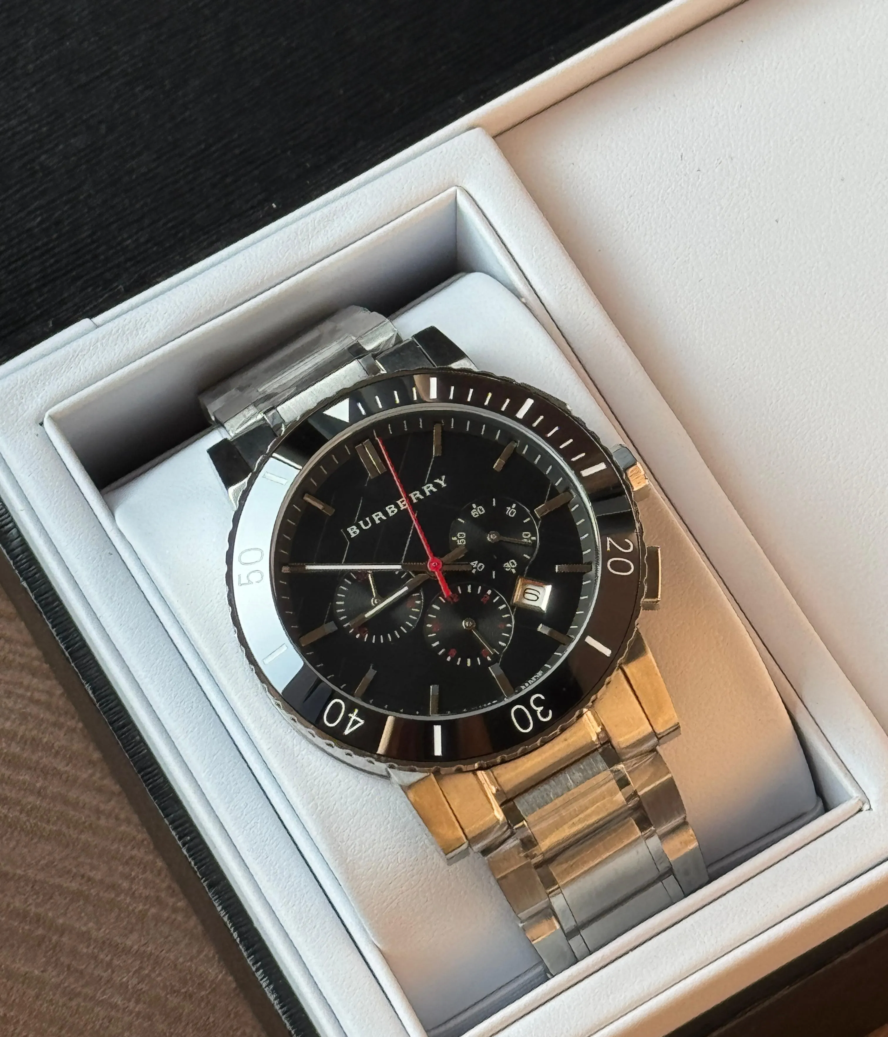 Burberry watches لون سيلفر مينا اسود...