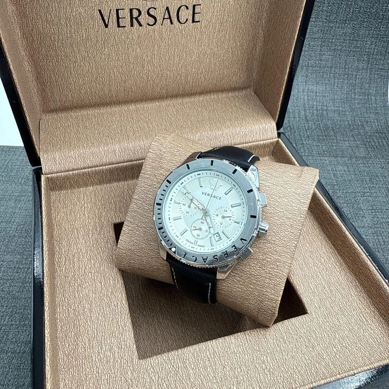 Versace Casual Chronograph استيك اسود مينا ابيض...