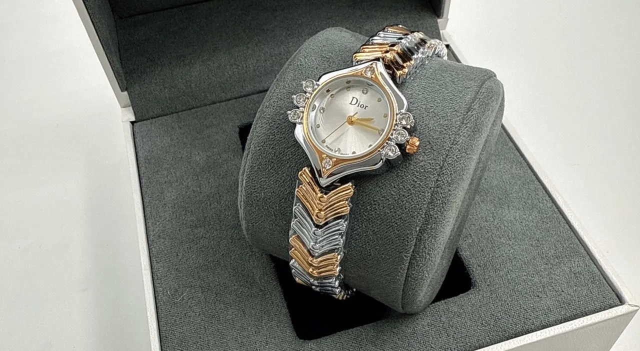 ساعة ديور نسائية جولد و سيلفر مينا ابيض...