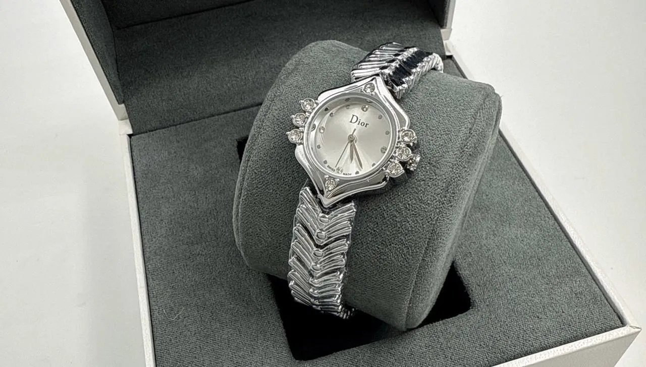 ساعة ديور نسائية سيلفر مينا ابيض...