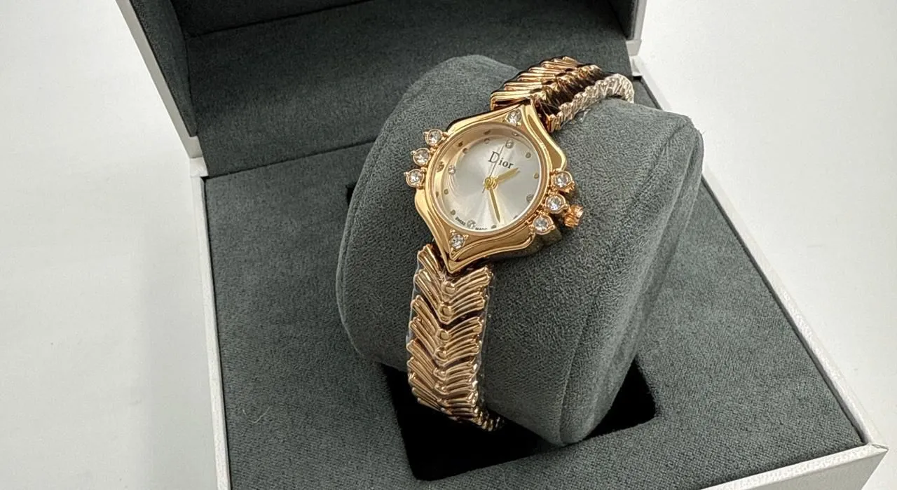 ساعة ديور نسائية جولد مينا ابيض...