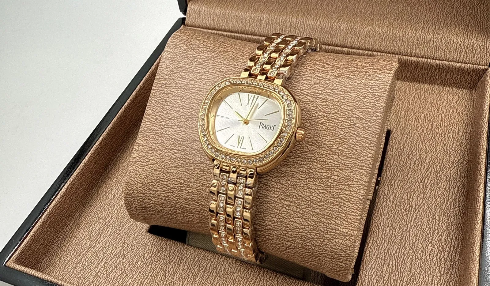 مينا ابيض Piaget watch gold