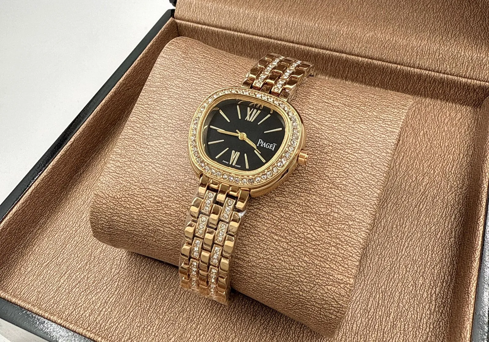 مينا اسود Piaget watch gold