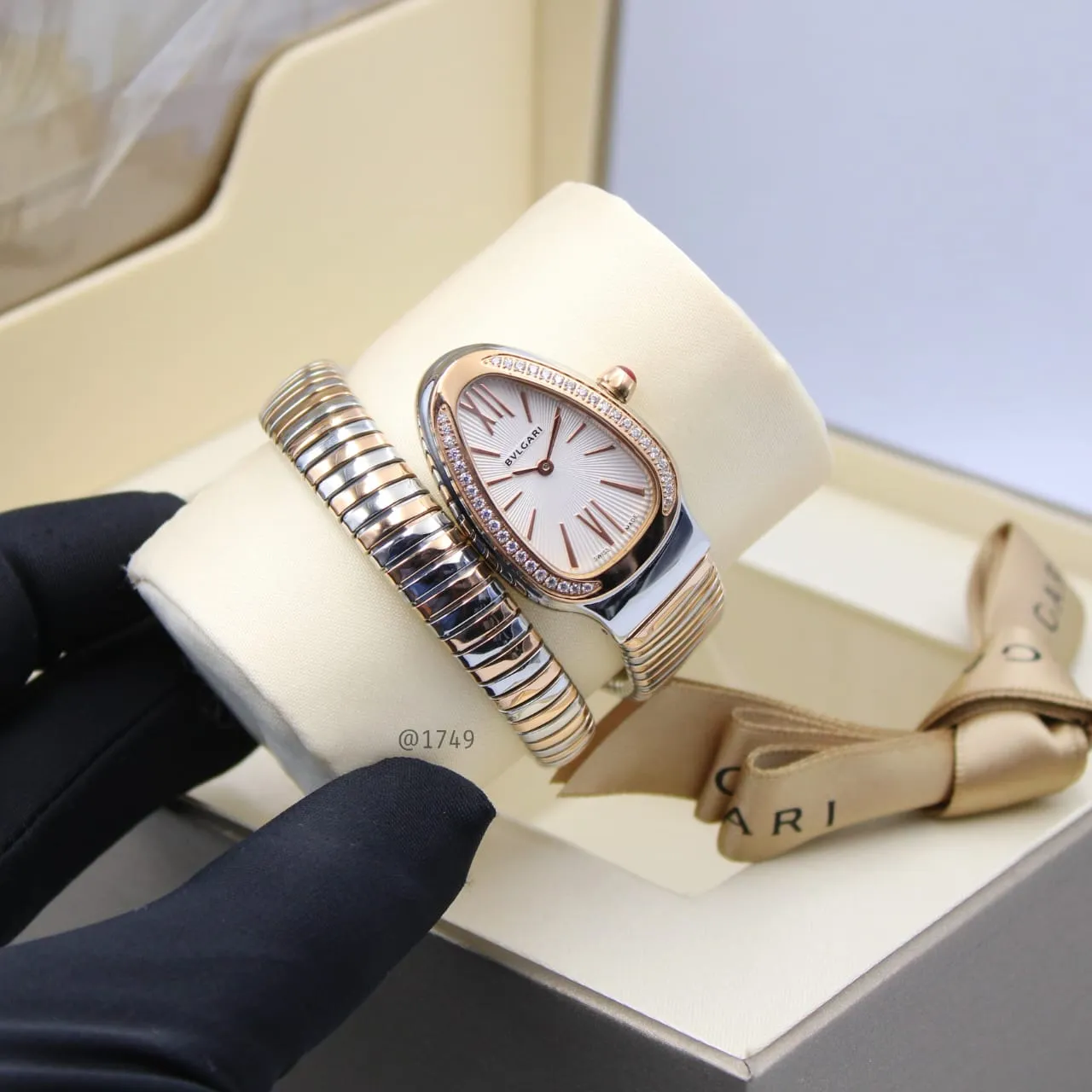 Bvlgari Serpenti (Rose Gold with strass) Ladies Watch